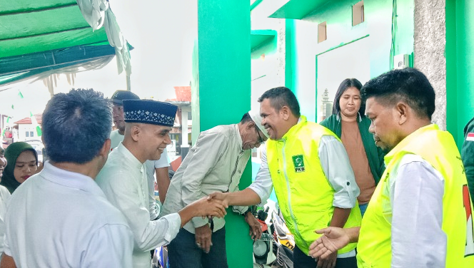 Tim Desk Pilkada saat menyambut kedatangan Bacalon Walikota Ternate./jmg