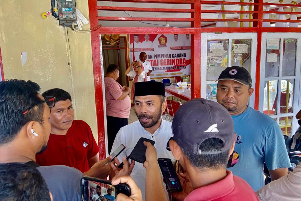 LO Asmar Bani, Calon Bupati Halsel saat mengambil formulir pendaftaran di Partai Gerindra./jmg