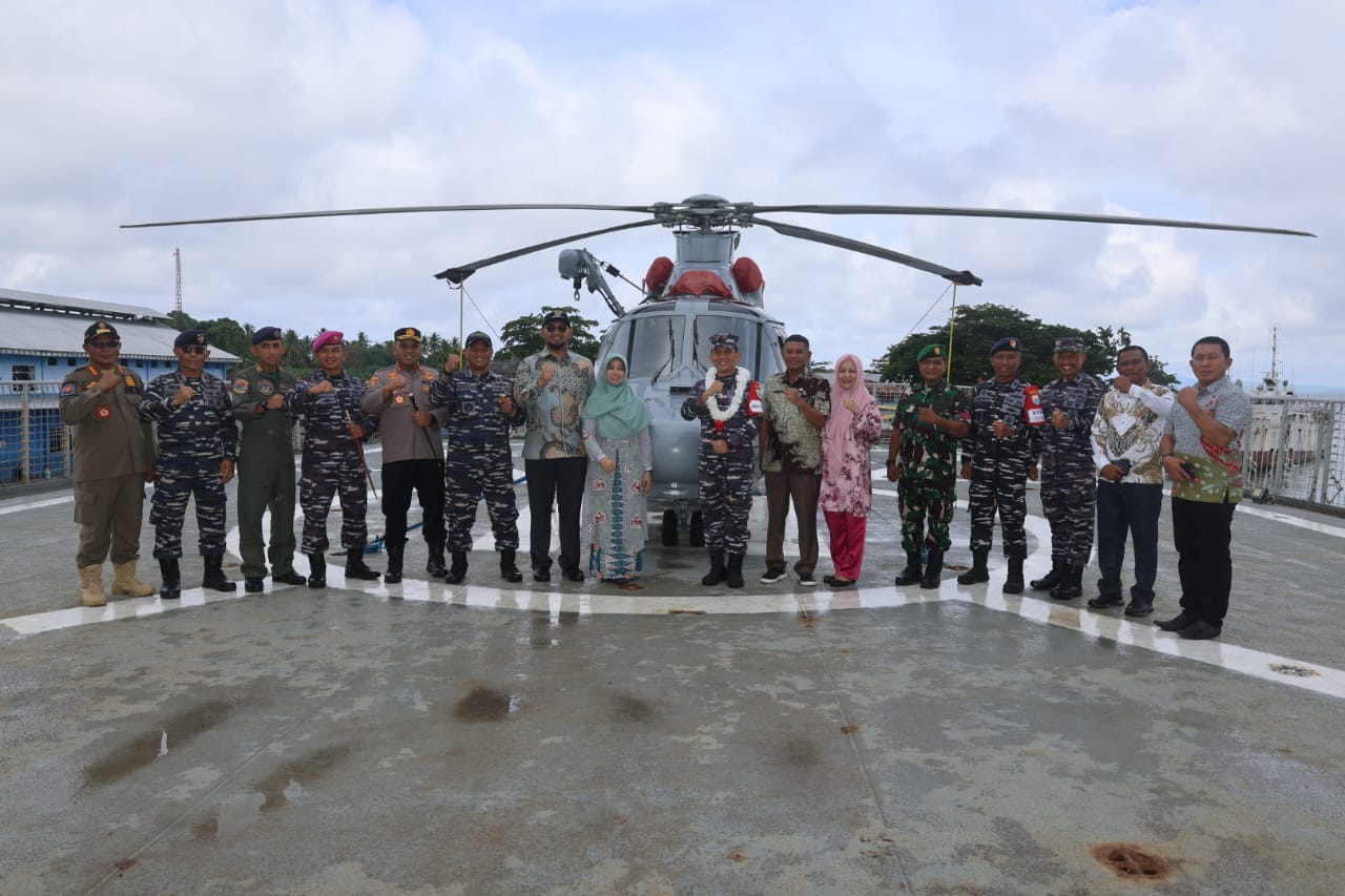 Bupati Halsel di dampingi Ketua Tim PPK Halsel saat Menyambut Komando Laksamana III