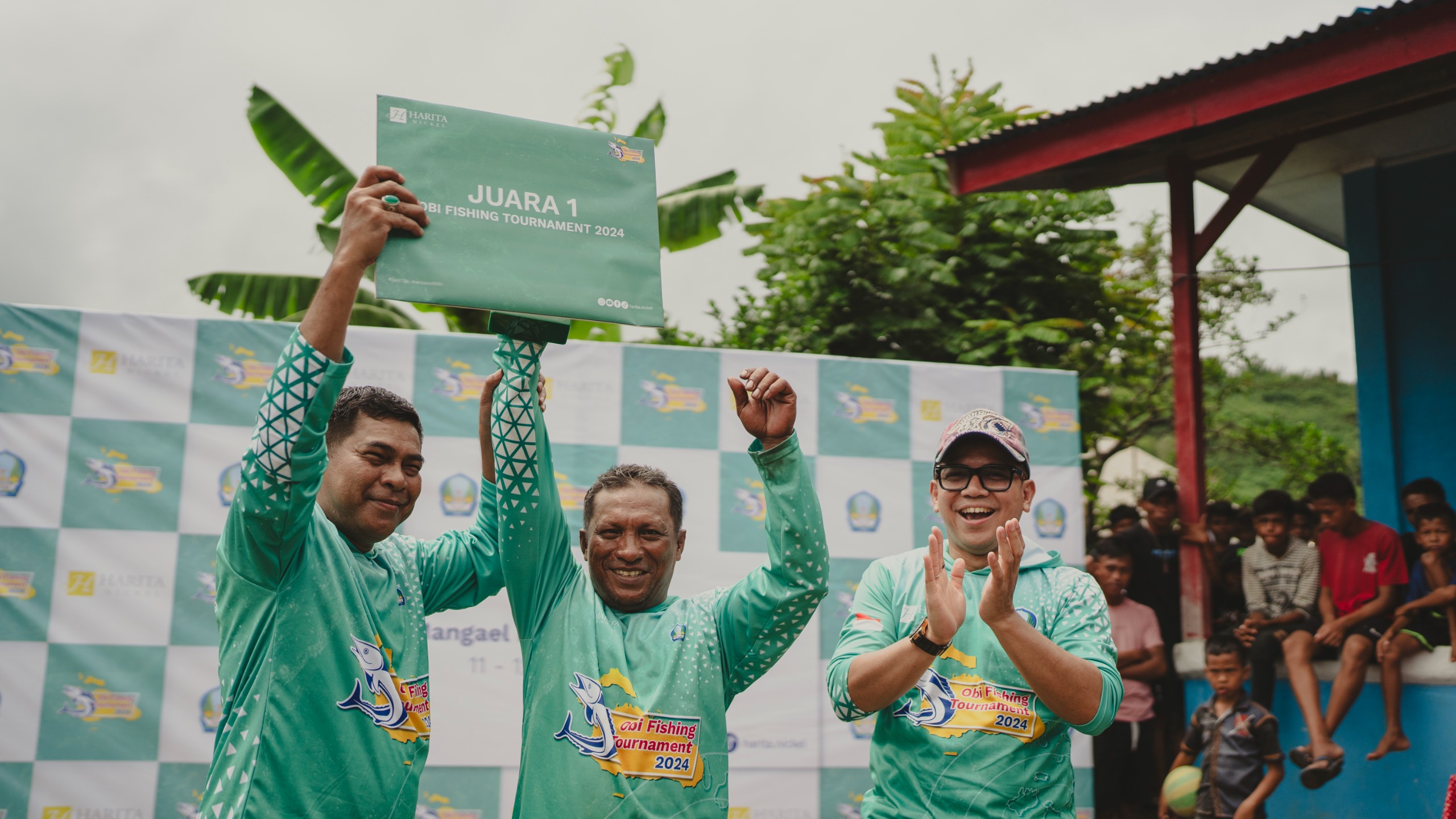 Pembagian Hadia Juara Satu Obi Fishing Tournament 2024 oleh Harita Nickel. (Istimewah)