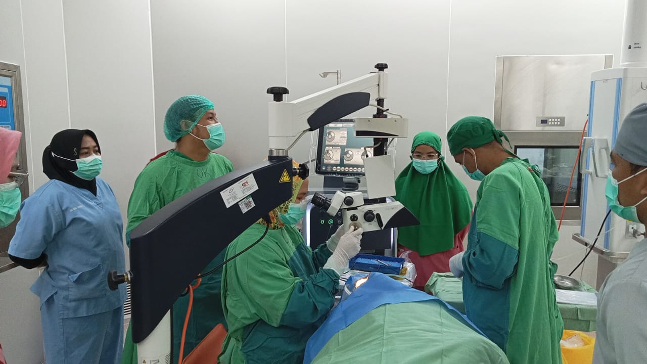 Proses Operasi Mata Katarak di RSUD Labuha. (Istimewa)