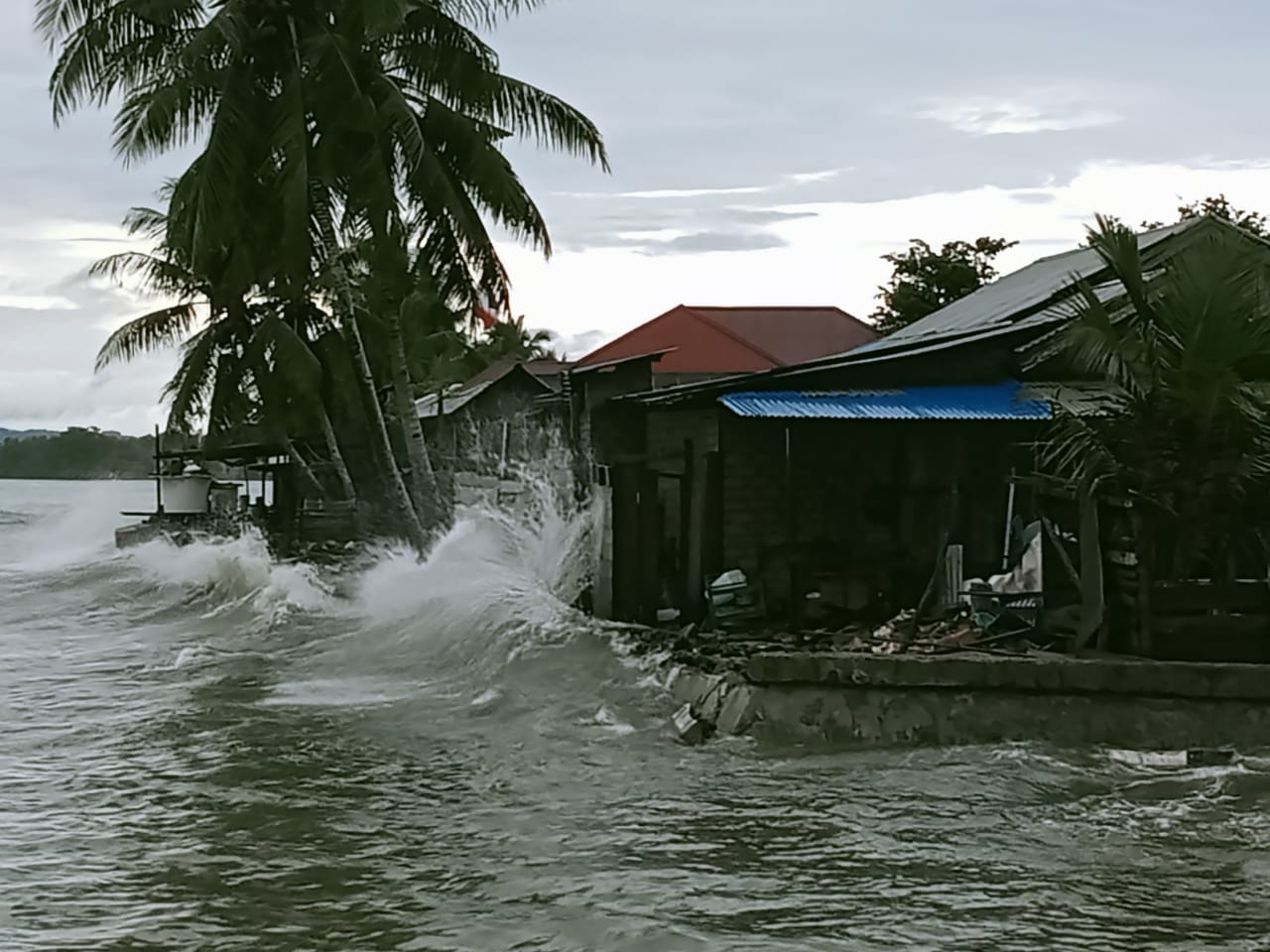 Tampak Gelombang Tunggi Hantam Tanggul Pesisir Pantai Desa Prapakanda (Acul)