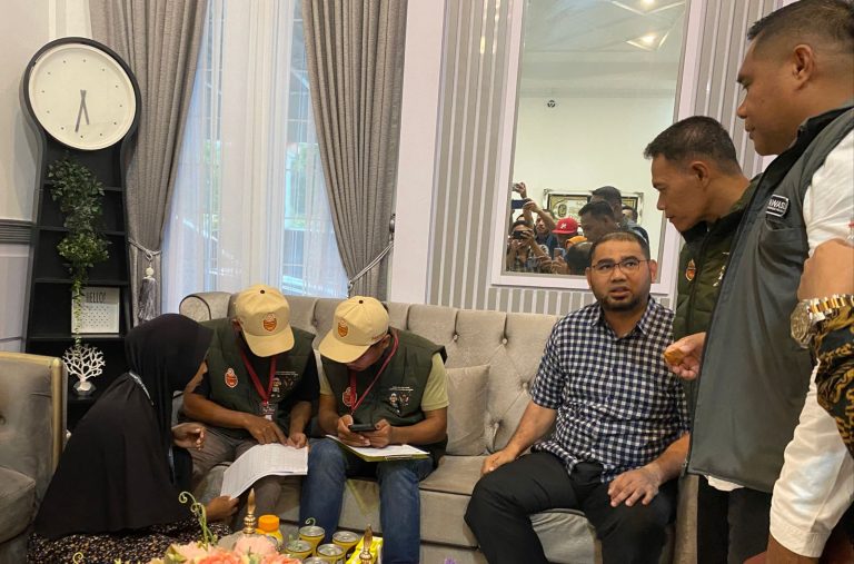 Proses Pencoklitan di Kediaman Bupati di Awasi Bawaslu Halsel. (Istimewa)