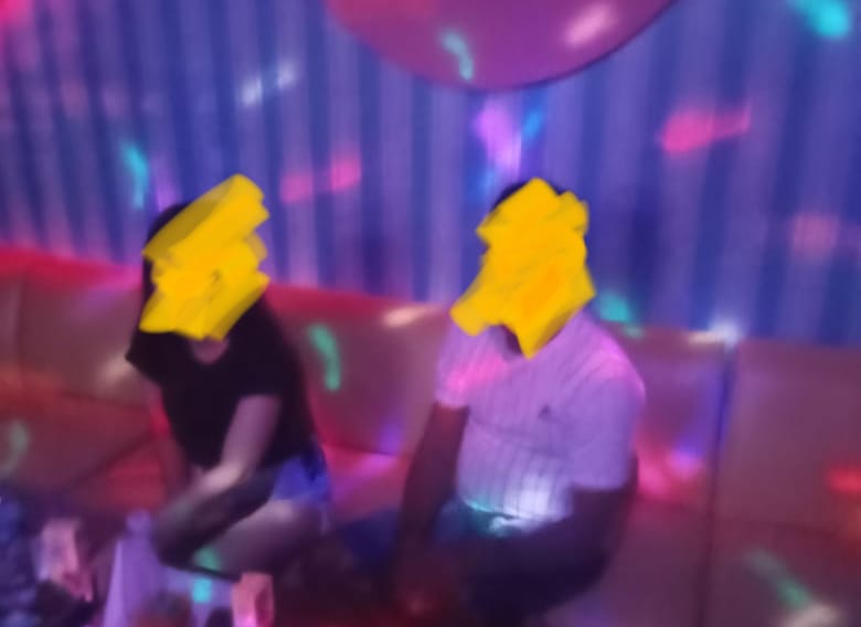 Oknum kades ditemani ledies Cafe Bungalow 1 diroom, nampak juga sejumlah Miras di atas meja (foto//JMG)