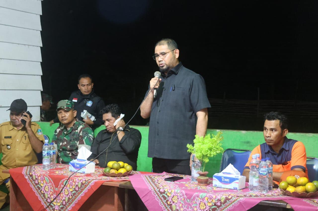 Bupati Bassam saat Berbicara dengan Warga Korban Banjir. (Istimewa)