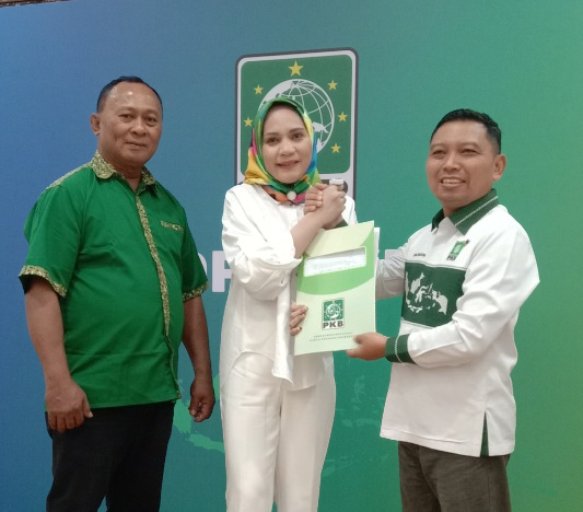 Penyerahan SK rekomendasi kepada Hj Citra Puspasari Mus dan La Utu Ahmadi./jmg