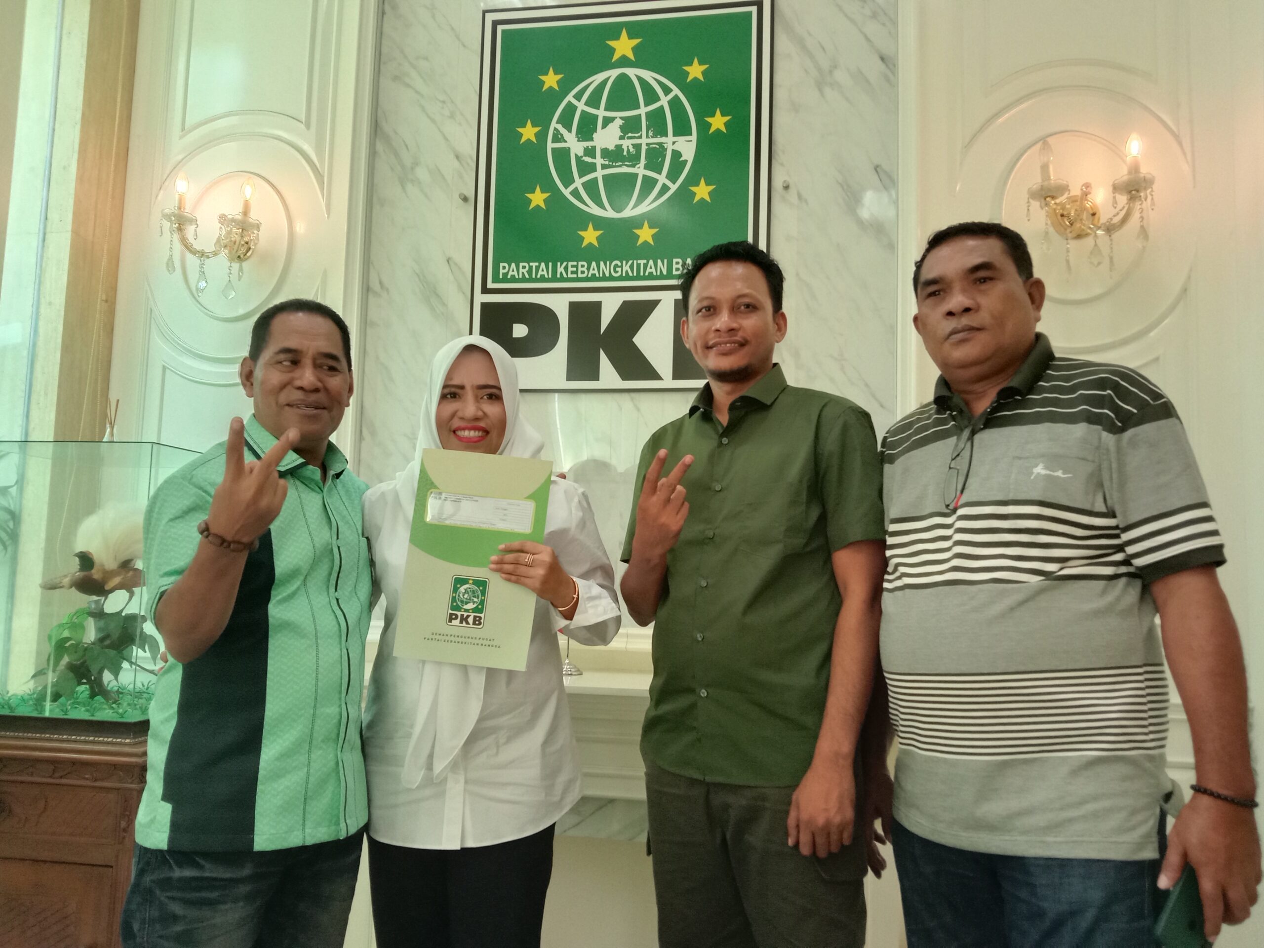 Fifian Adeningsi Mus saat menerima SK rekomendasi./jmg