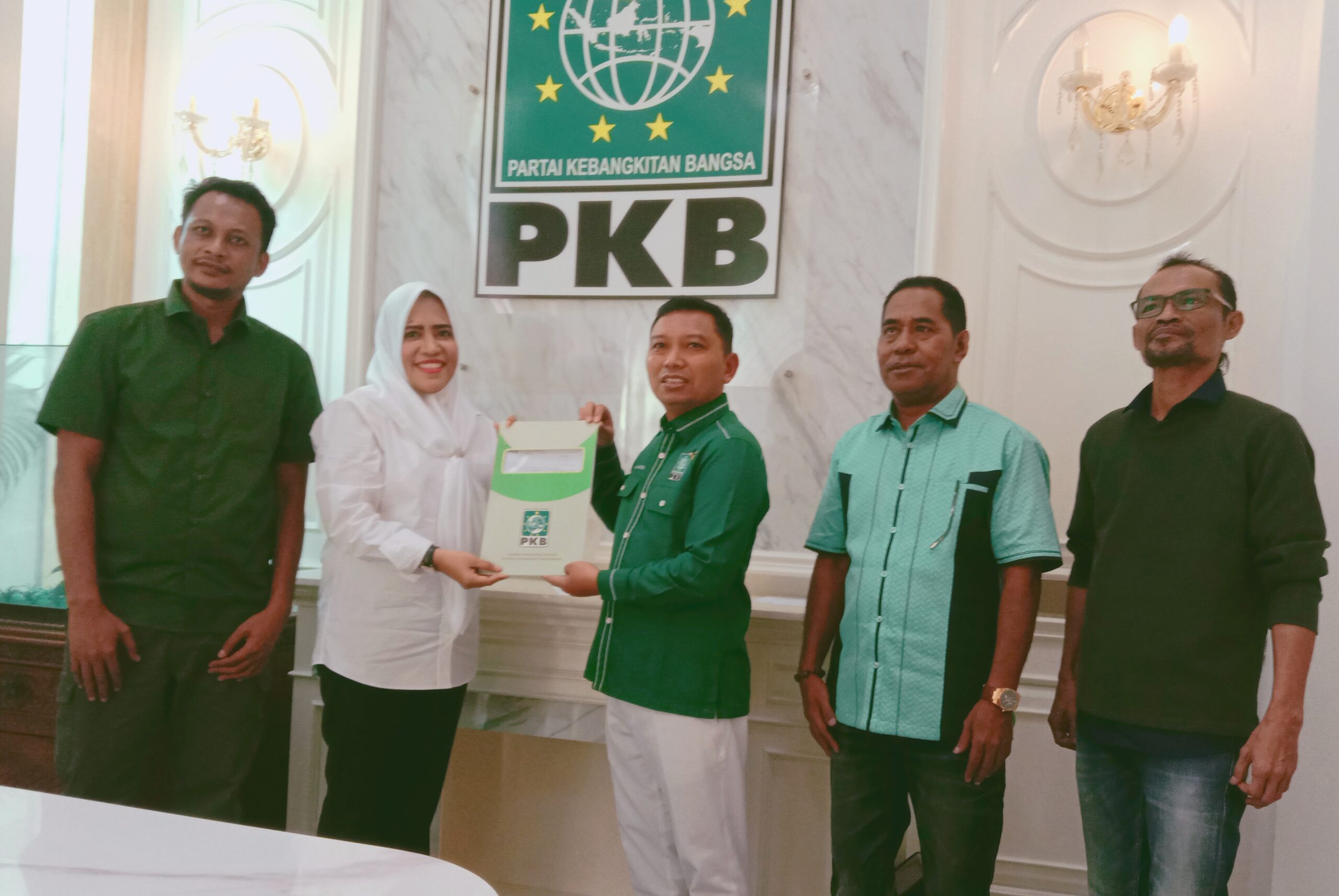 Penyerahan SK rekomendasi didampingi Ketwil DPW PKB Malut Jasri Usman, sekretaris Malik Silia dan Ketua DPC PKB Sula Armin Soamole./jmg