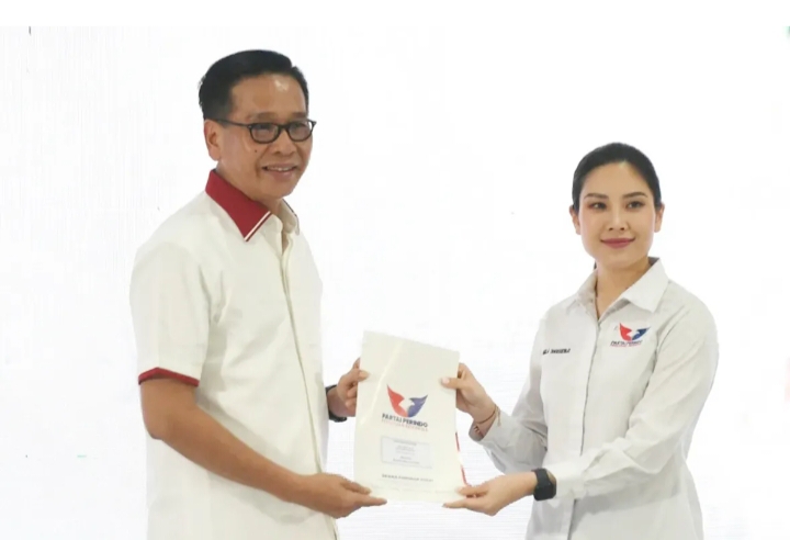 Cagub Benny Laos saat menerima rekomendasi Partai Perindo./jmg
