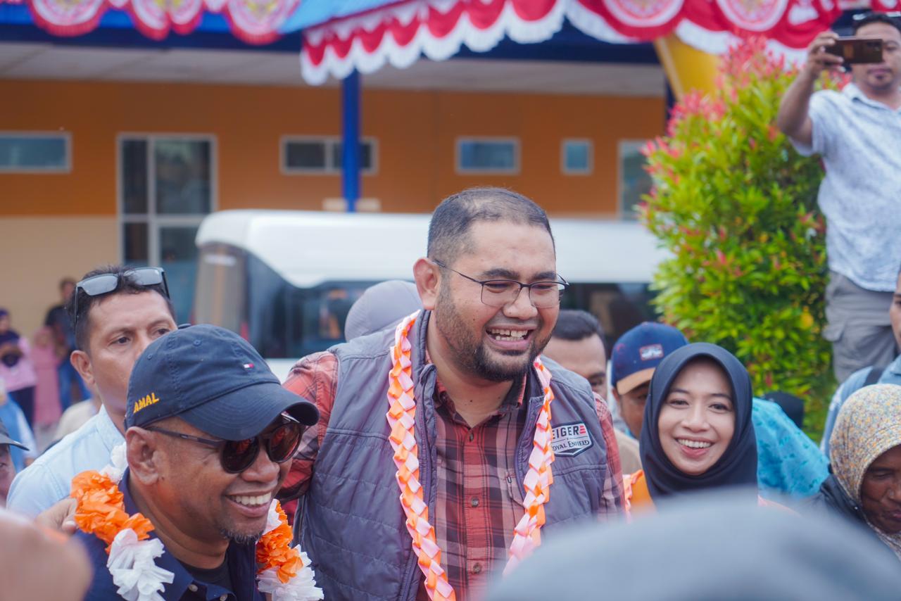 Cabup Bassam Kasuba, didampingi Istri Rifa'at Alsa'da dan Ketau DPD Nasdem saat Tiba di Bandara Oesman Sadik Labuha (istimewa)