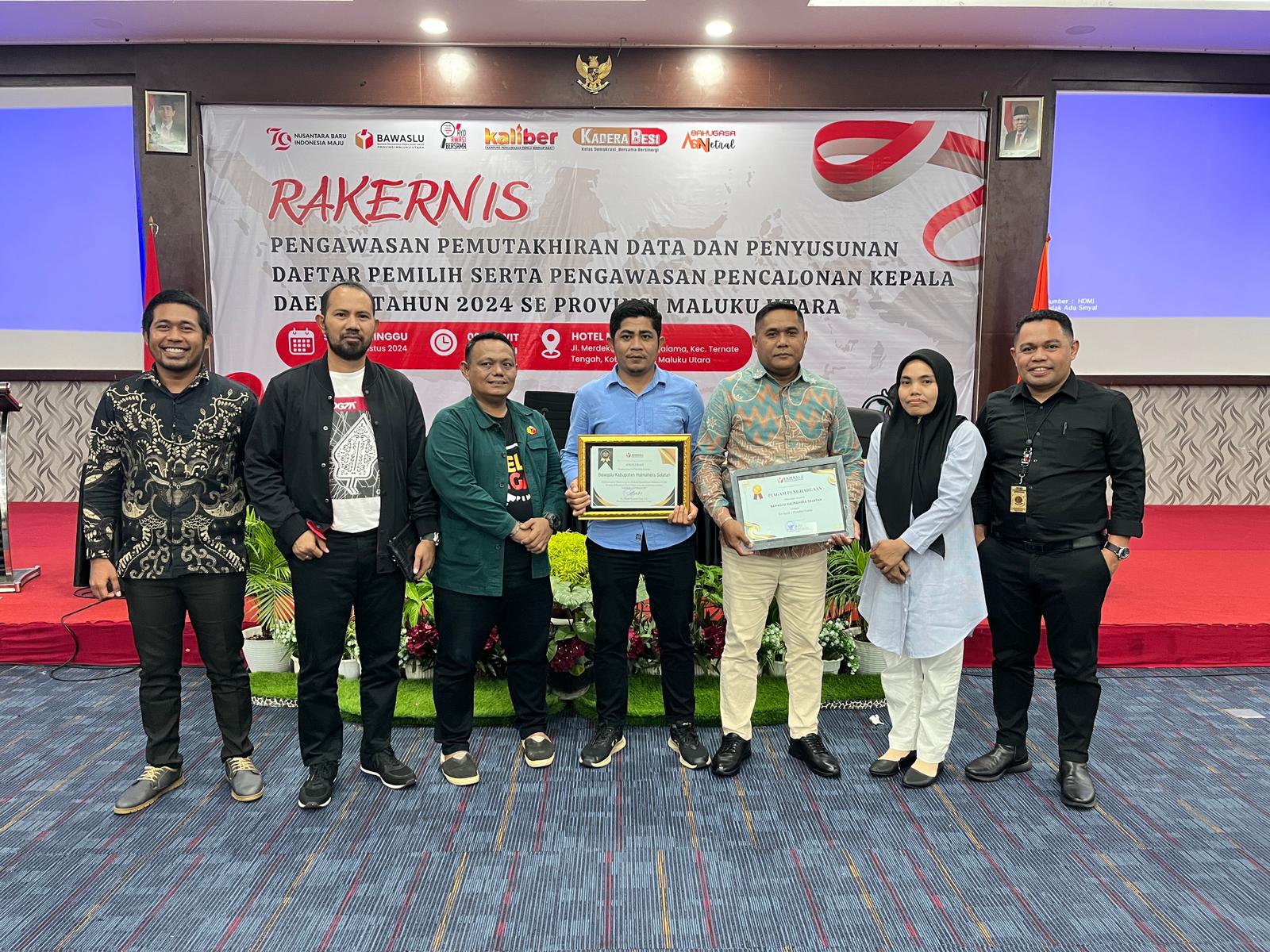 Foto Ketua dan Anggota Bawaslu Halsel saat menerima anegerah Kejuaraan terbaik (istimewa)