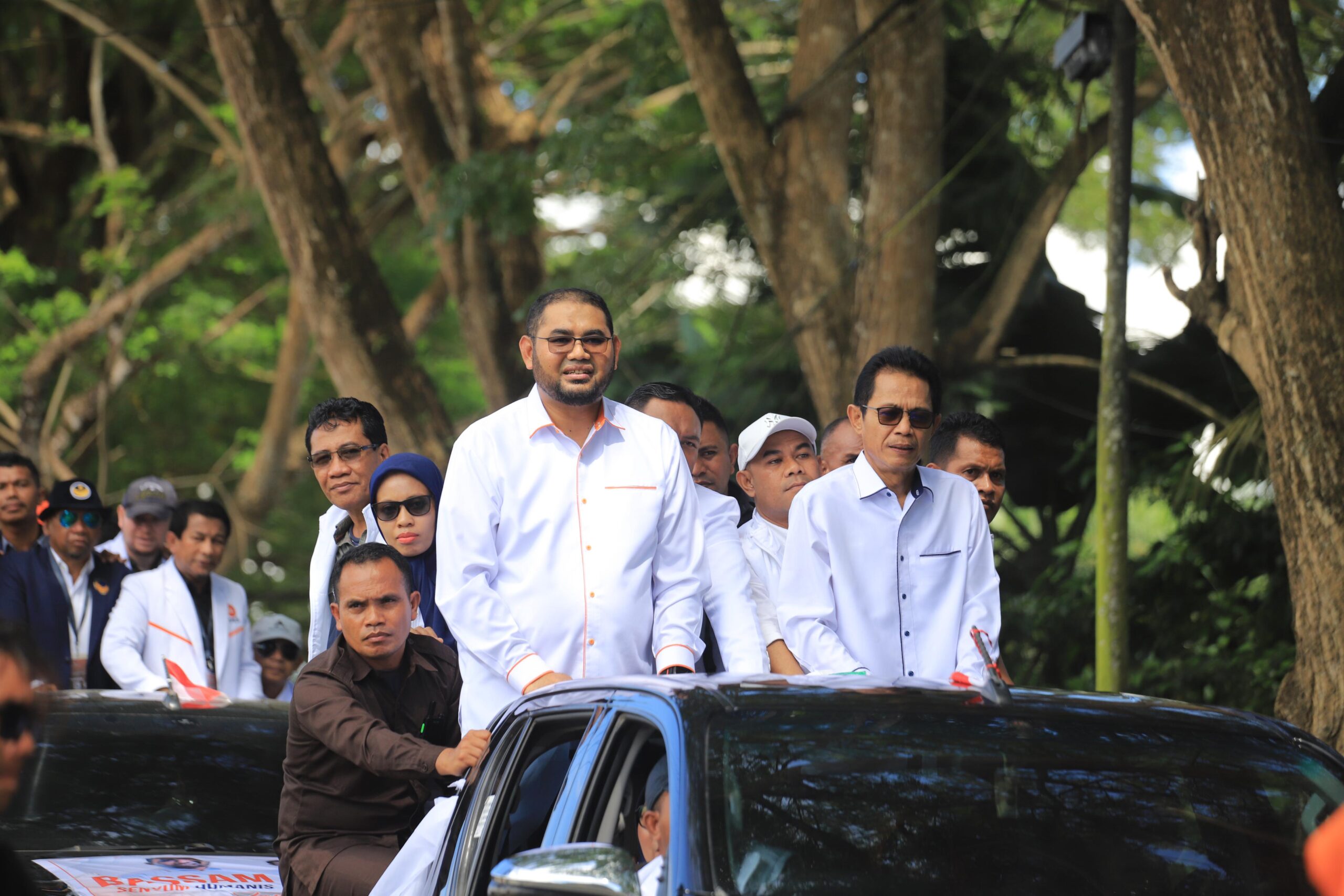 Bassam-Helmi didampingi Ribuan Pendukung Daftar di KPU Halsel (FG: Anang)