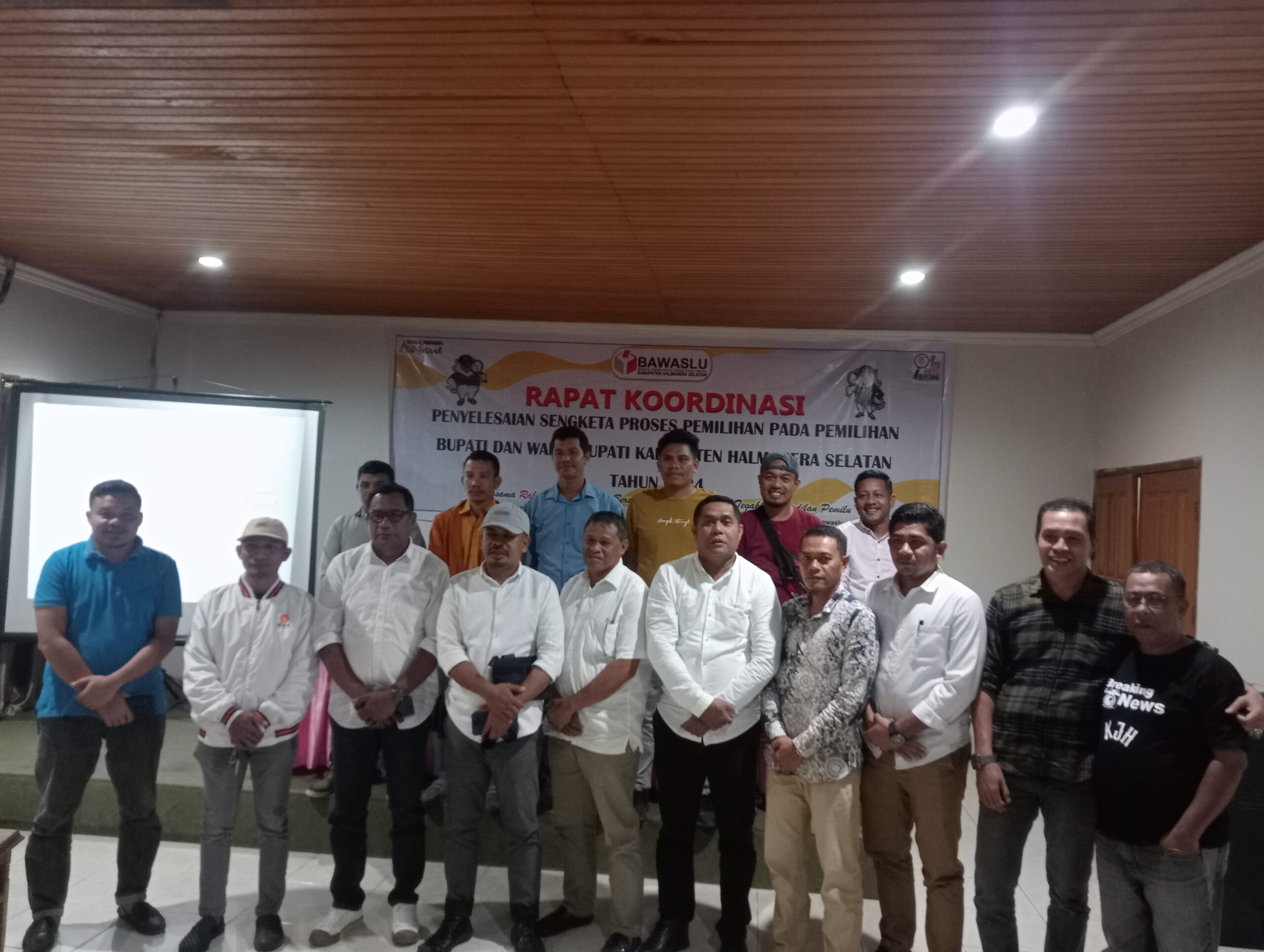 Foto Bersama Bawaslu Halsel dan Sejumlah Pengurus Parpol (istimewa)