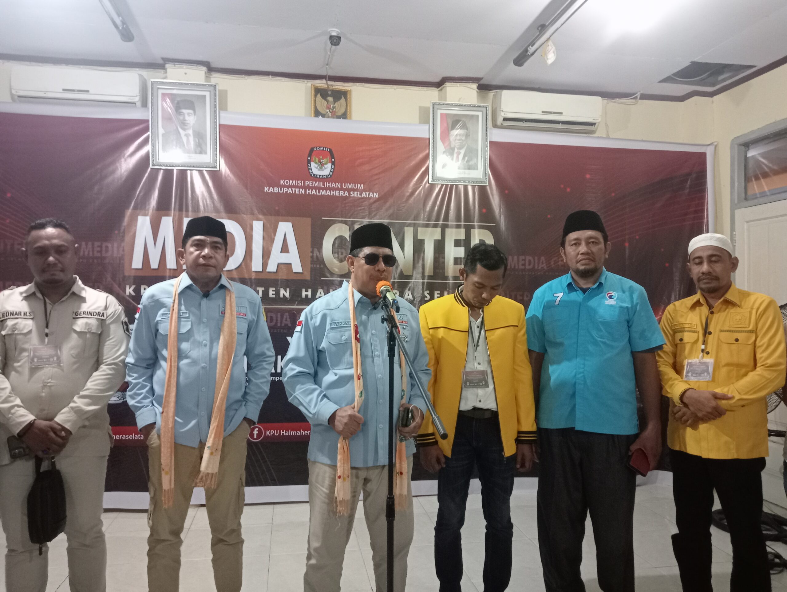 Pasangan Calon Cabup Cawabup di Raungan Media Center KPU Halsel