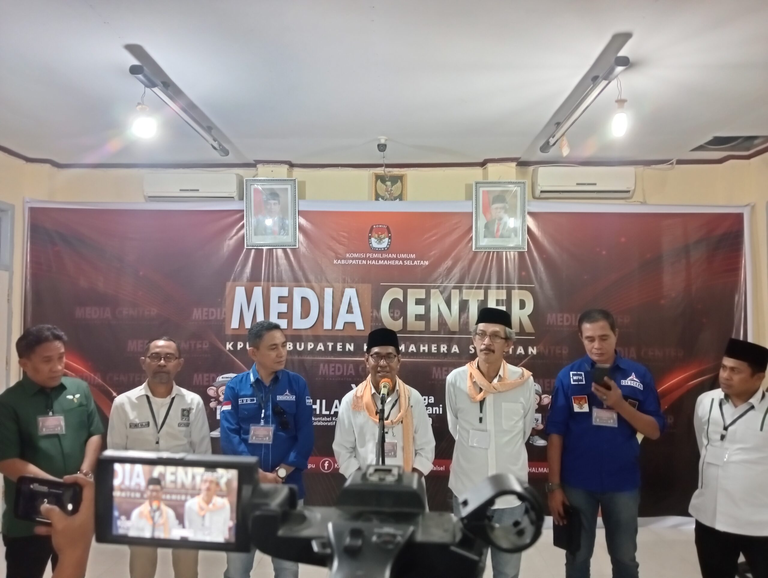 Pasangan Jasri-Muhlis di Ruangan Media Center KPU Halsel Usai Daftar Bacalon Cabup Cawabup