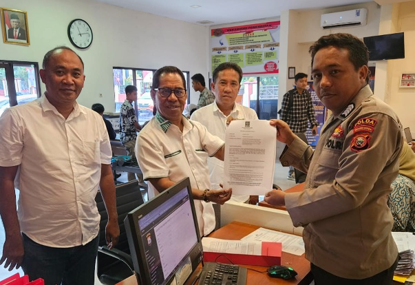 Ketua DPW PKB Malut, Jasri Usman (tengah) usai membuat laporan./jmg