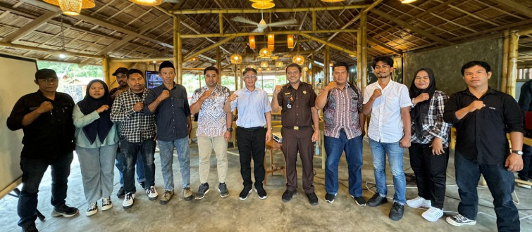 Pose bersama para narasumber usai kegiatan bimtek penanganan pelanggaran./jmg