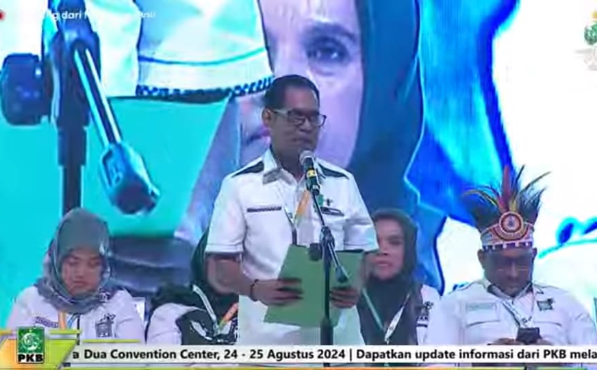 Jasri Usman saat menyampaikan pandangan umum di forum muktamar./jmg