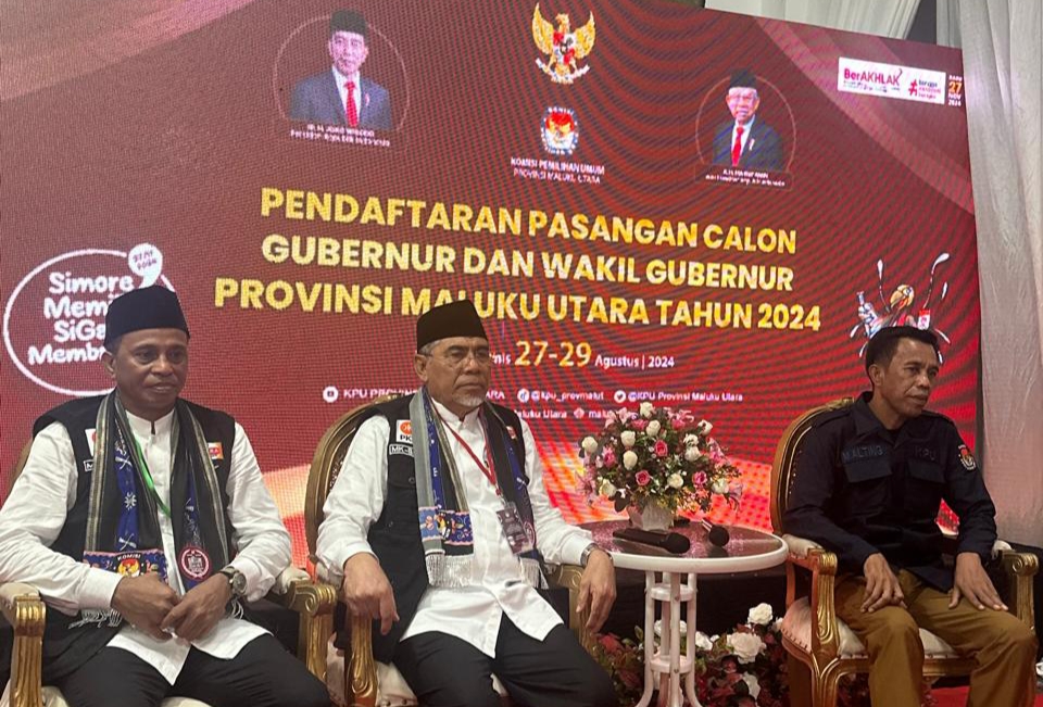 Pasangan Cagub-Cawagub Malut Muhammad Kasuba dan Basri Salama saat Daftar di KPU Provinsi Malut