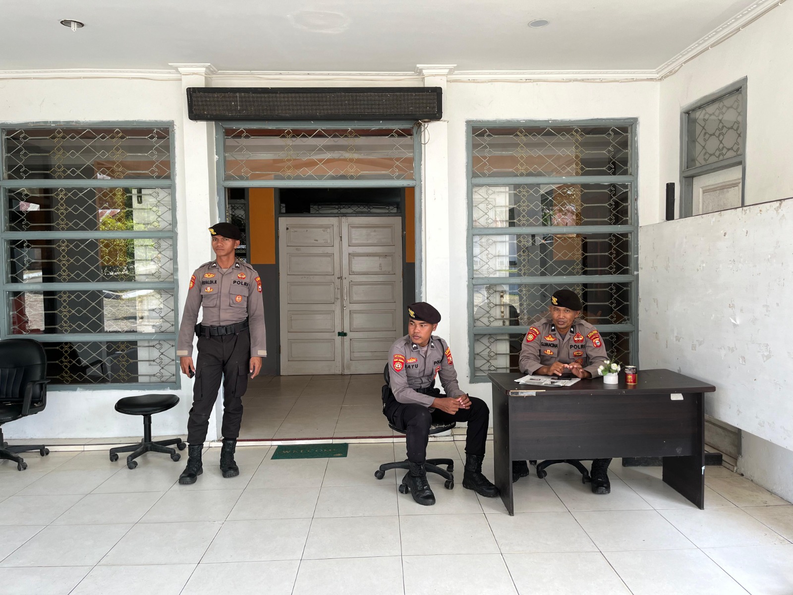 Personil Poles yang disiagakan di Kantor KPU. (Istimewa)