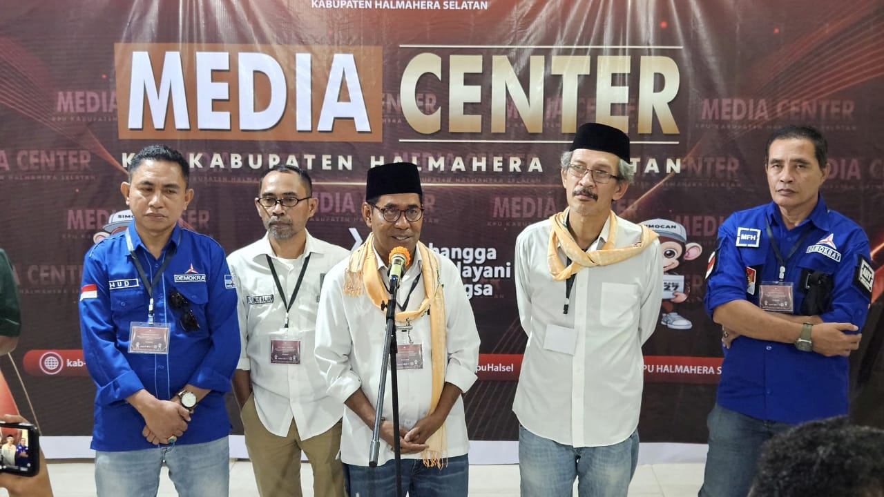 Konferensi pers pasangan Jasri - Muhlis di kantor KPU Halsel./jmg