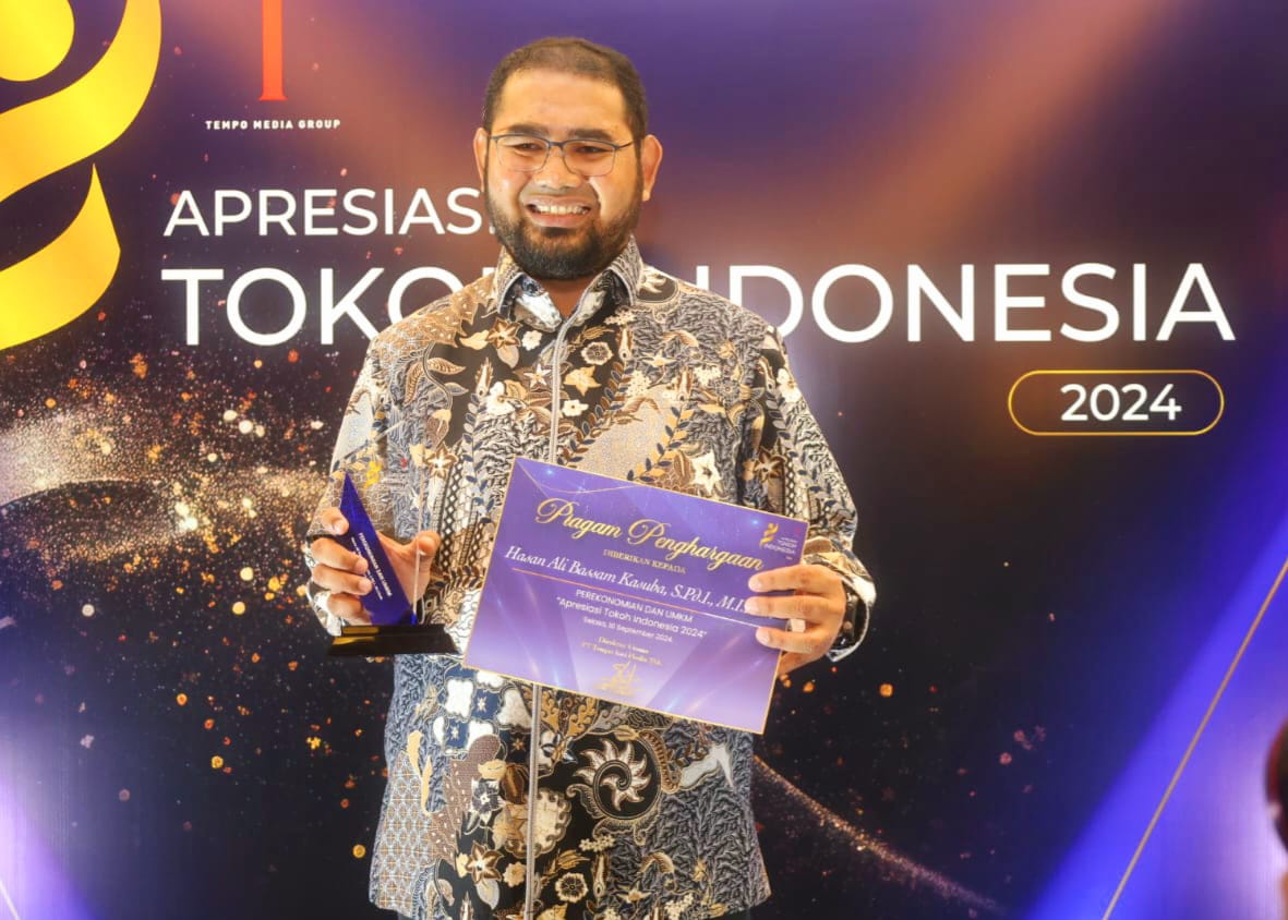 Bupati Bassam saat menerima penghargaan toko Nasional