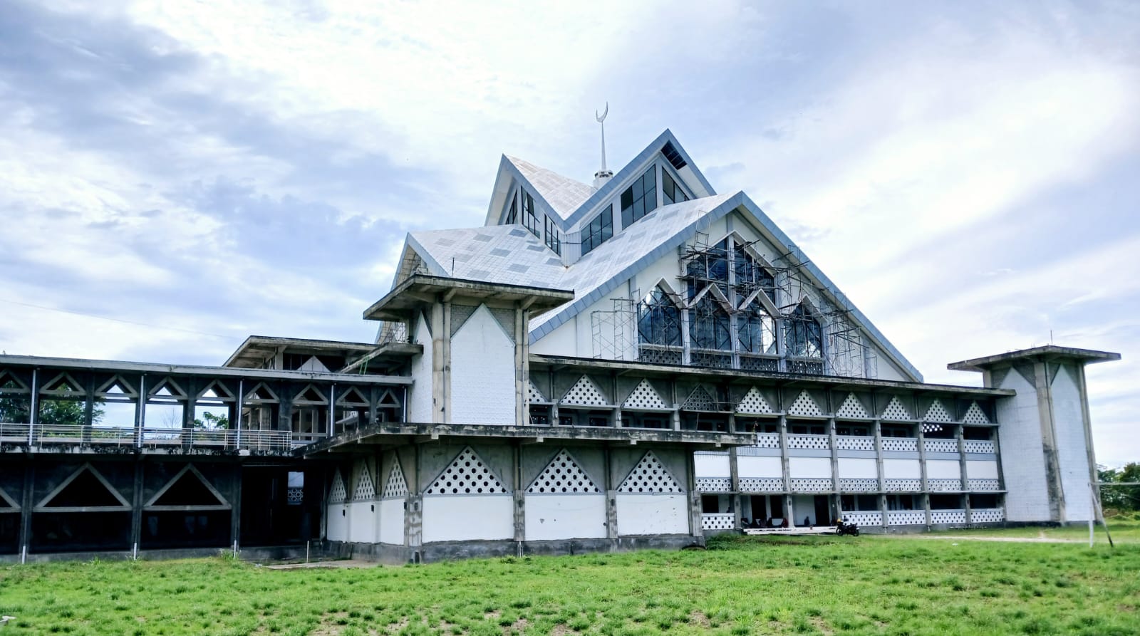 Potret terkini Masjid Raya Halsel yang habiskan anggaran ratusan milyar./jmg