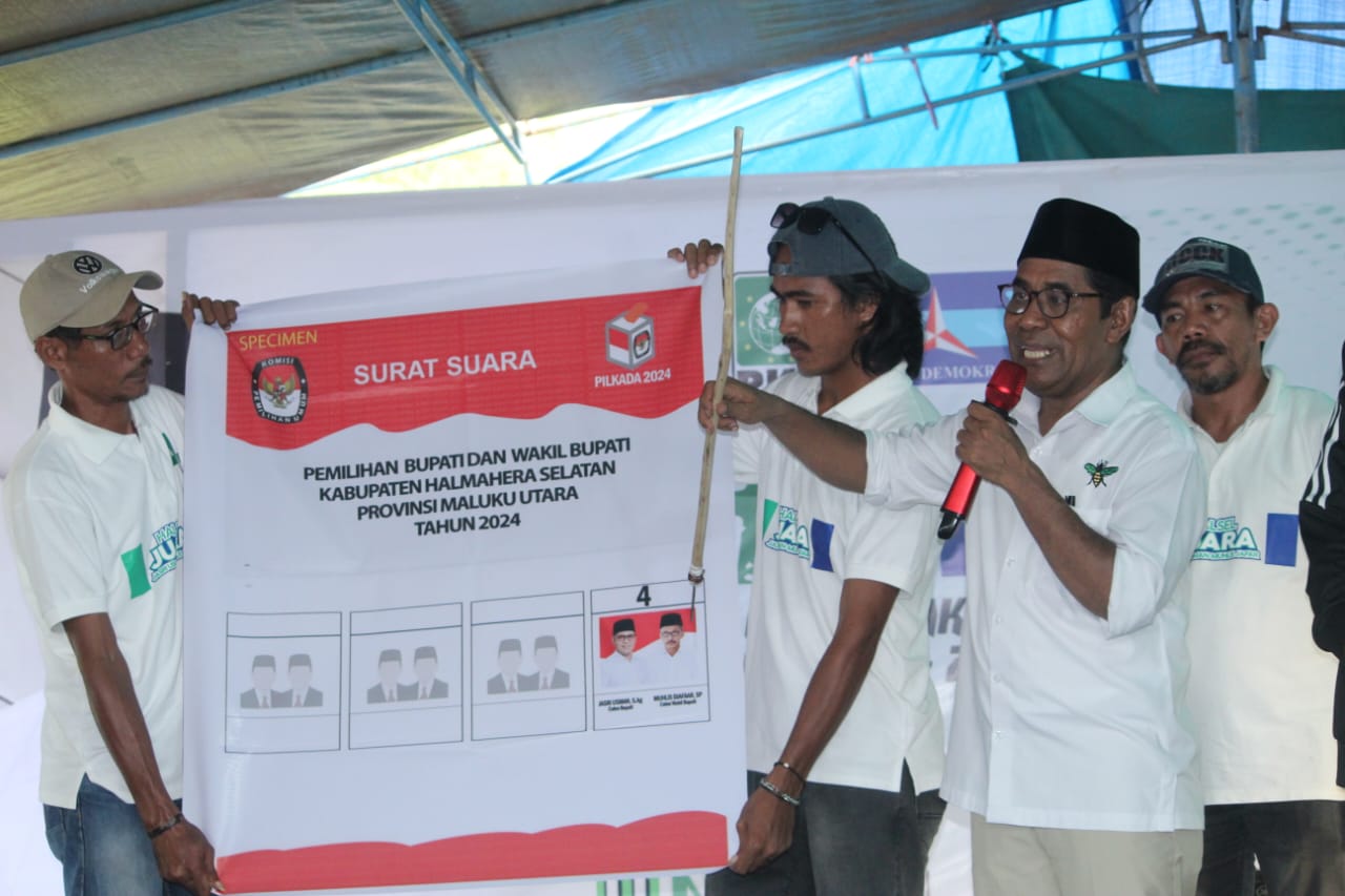 Contoh kertas suara dan simulasi cara mencoblos yang diperagakan cabup Jasri Usman./jmg