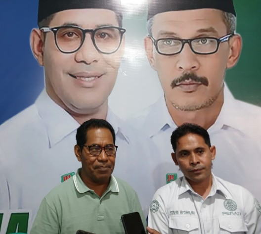 Keterangan pers Cabup Jasri Usman didampingi ketua tim hukum Safri Nyong./jmg
