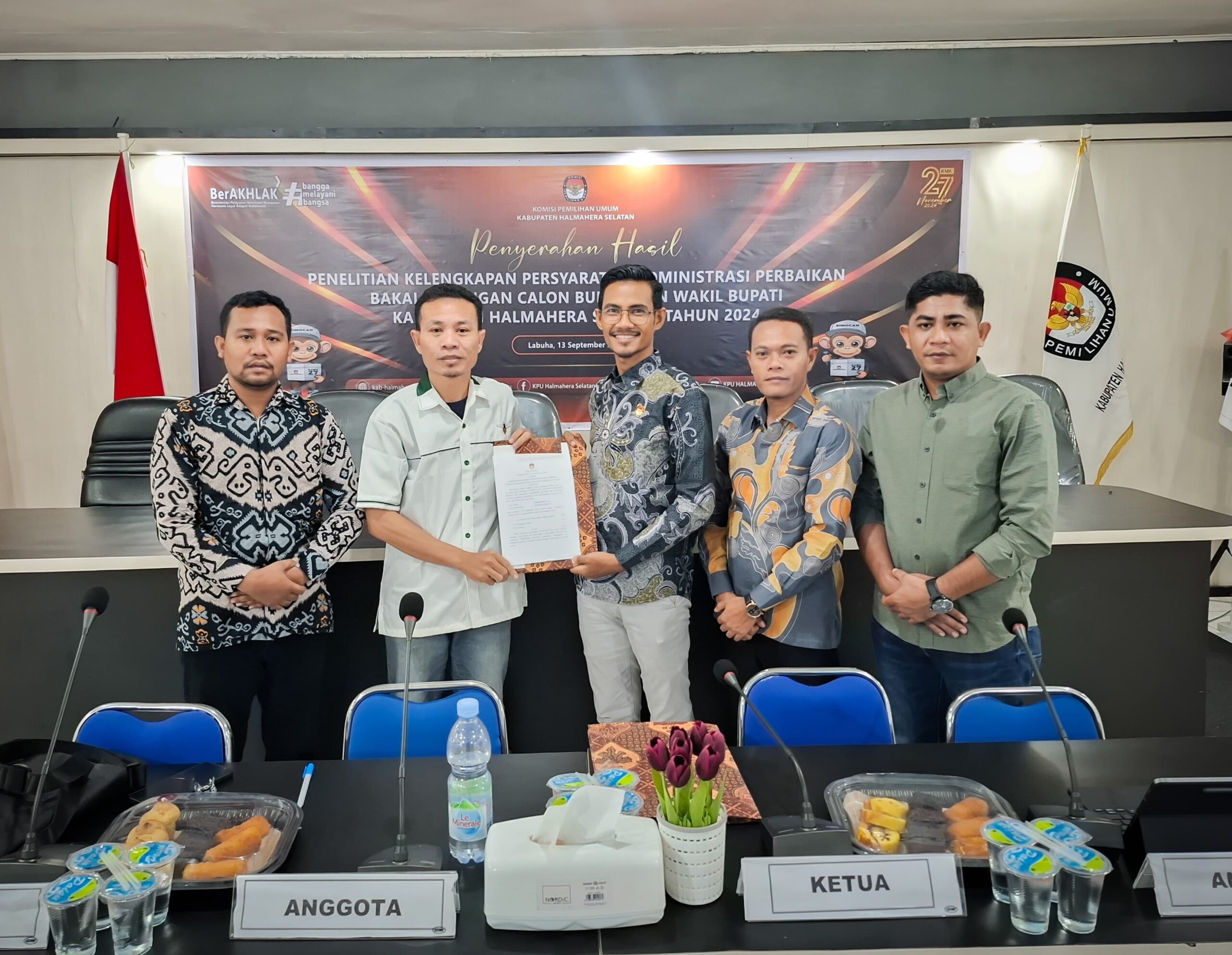 Penyerahan berkas hasil penelitian administrasi oleh KPU Halsel./jmg