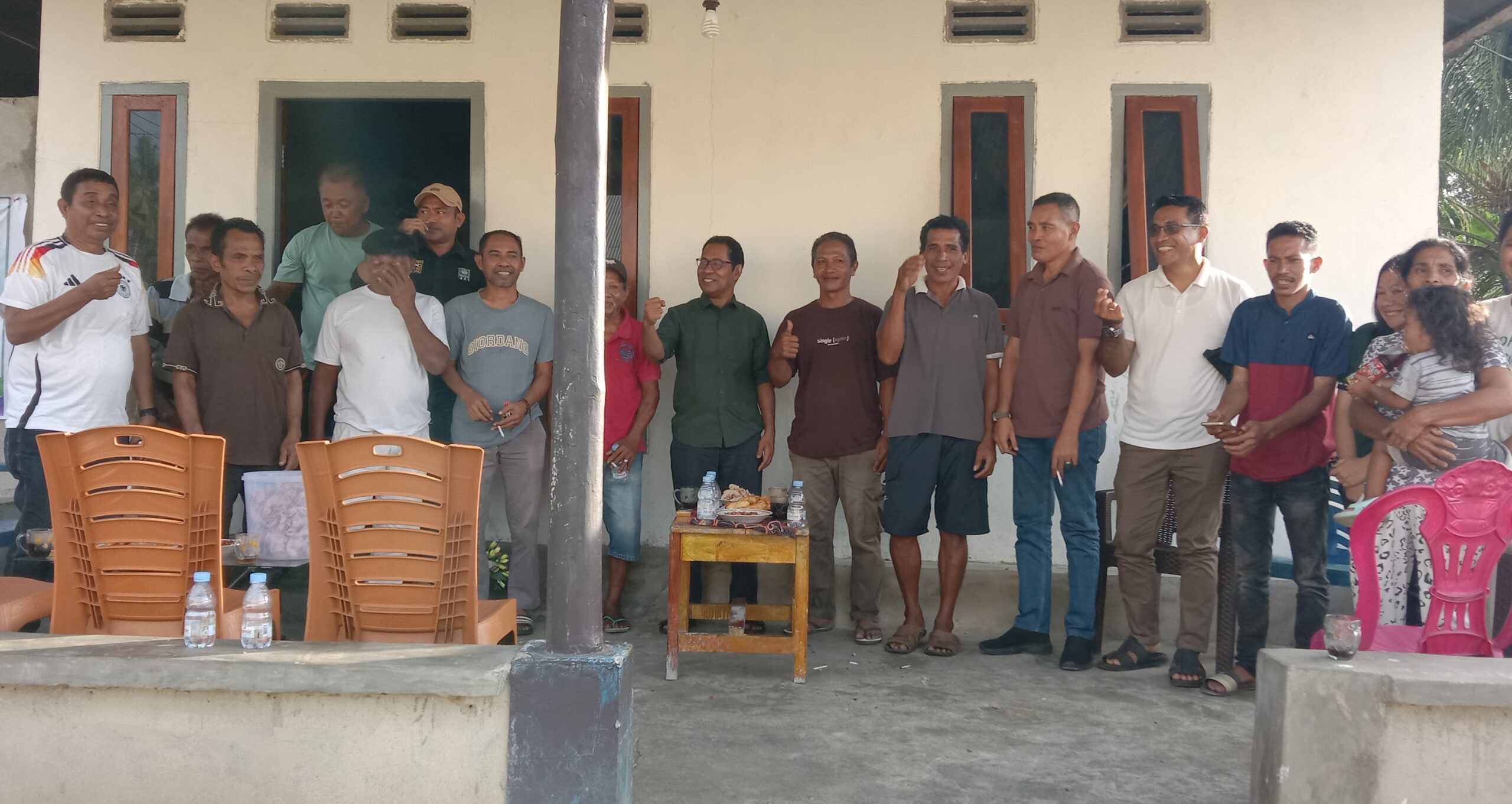 Calon Bupati Halsel, Jasri Usman silaturahmi dengan warga Desa Panambuang./jmg