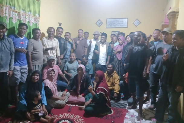 Cabup Jasri Usman antuasias disambut warga Desa Wayamiga./jmg