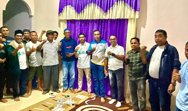 Silaturahim cabup Jasri Usman di desa Tembal didampingi tim koalisi dan tim hukum./jmg