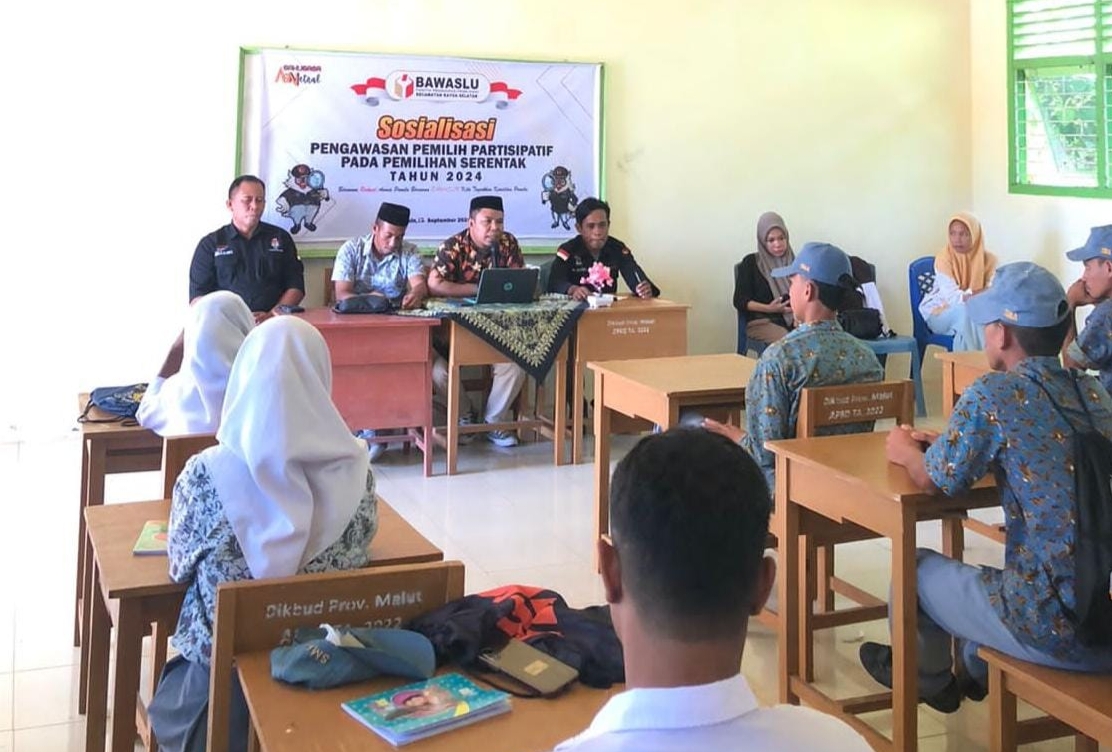 Paparan materi sosialisasi pemilih pemula di SMA Negeri 24 Halsel./jmg