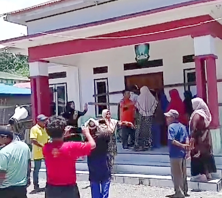 Warga desa Fluk memalang kantor desa./jmg