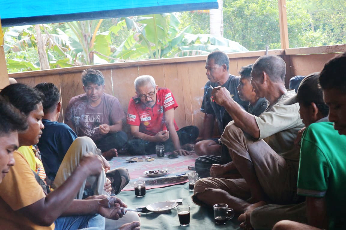 Cawabup Muhlis Djafaar bersama petani Desa Wayamiga./jmg