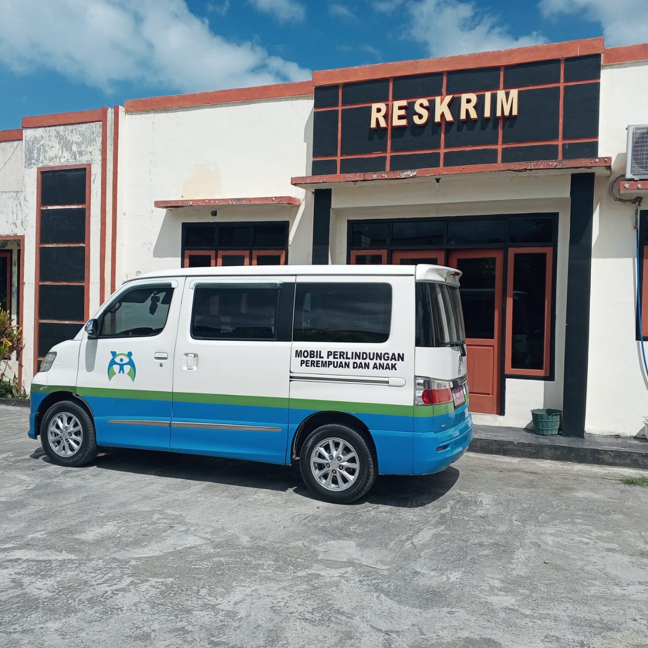 Tampak Mobil DP3AKB Halsel di Depan Reskrim Polres