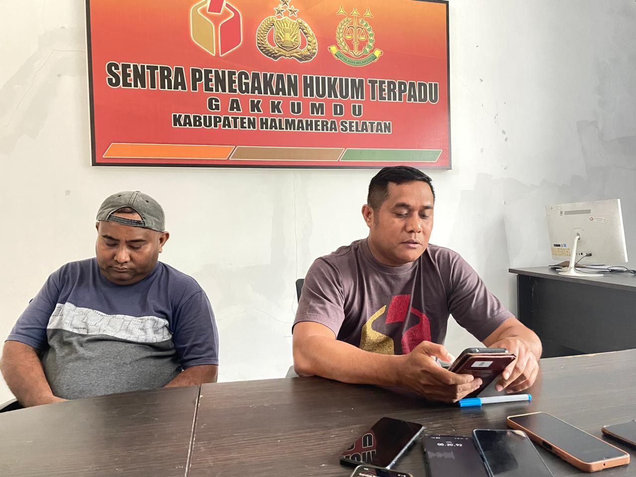 Ketua Bawaslu Halsel Rais Kahar didampingi Kanit Reskrim Polres Halsel