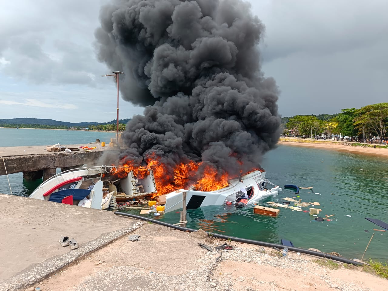 Tampak Speed Beny Laos Terbakar di Pelabuhan Bobong (Doc:Tim)