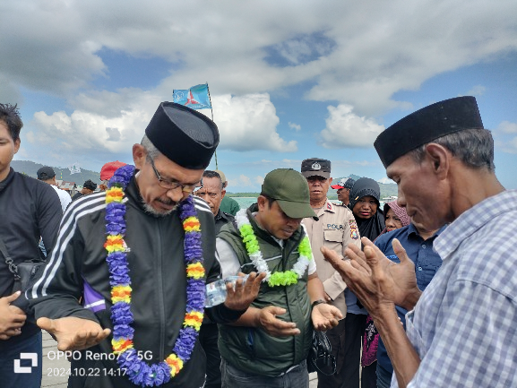 Muhlis Djafaar tiba di pelabuhan Gurapin./jmg