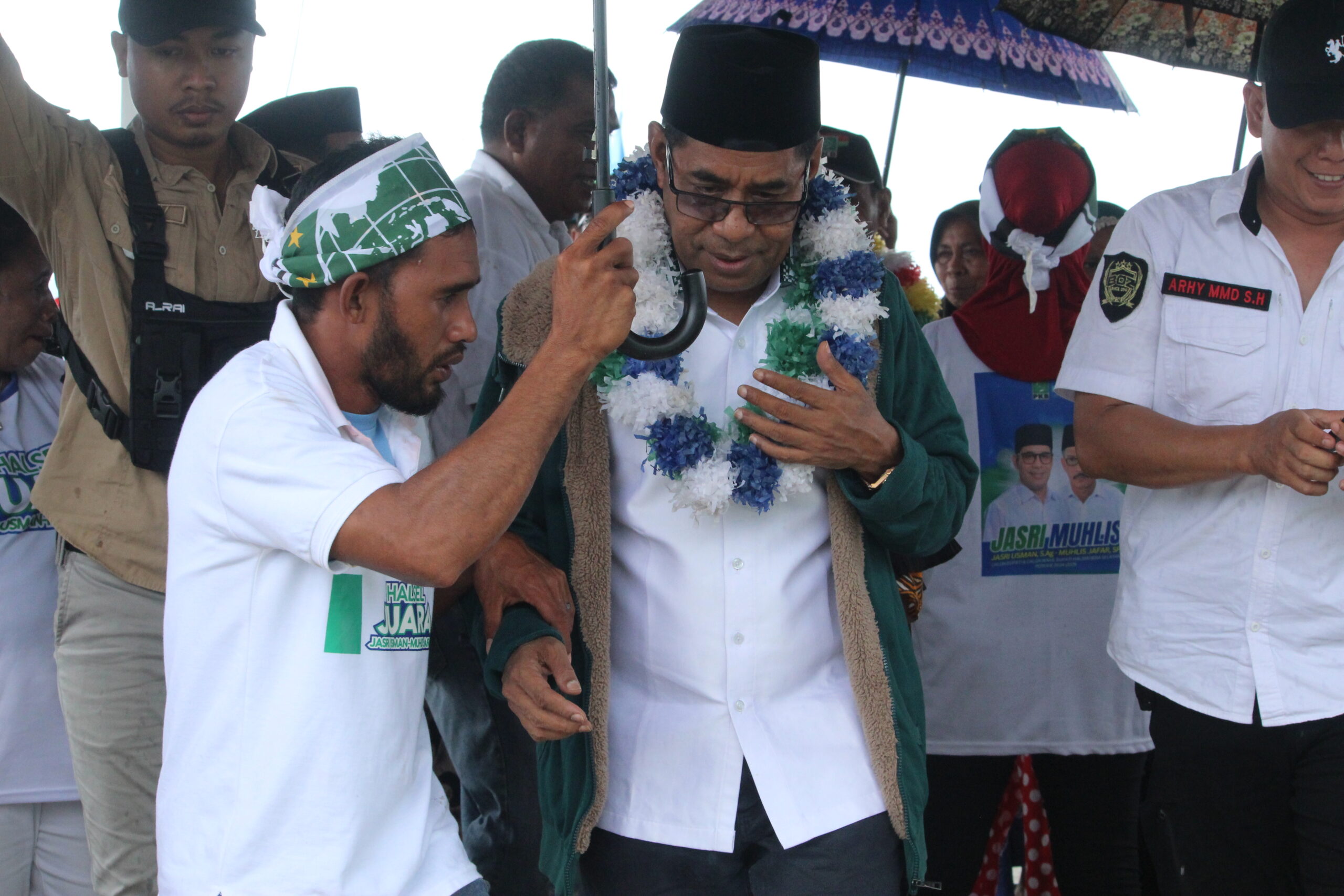 Jasri Usman disambut kalungan bunga oleh pendukungnya./jmg