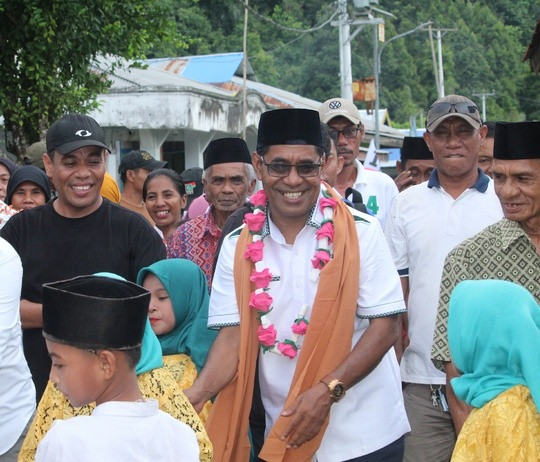 Antusias masyarakat menyambut kedatangan Cabup Jasri Usman./jmg