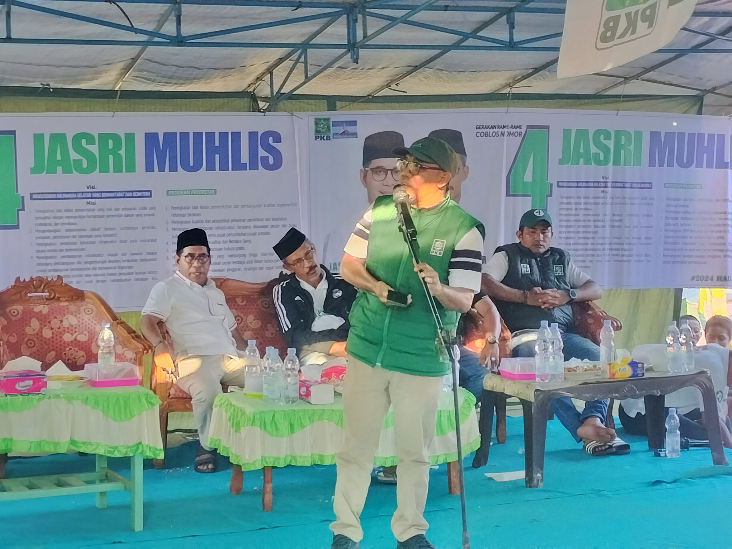 Muhajirin Bailussy saat menyampaikan orasi politik./jmg
