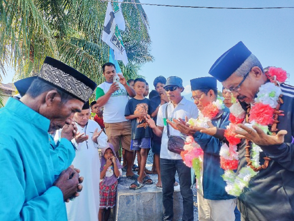 Tokoh agama Pulau Makian saat menyambut kedatangan Jasri - Muhlis./jmg