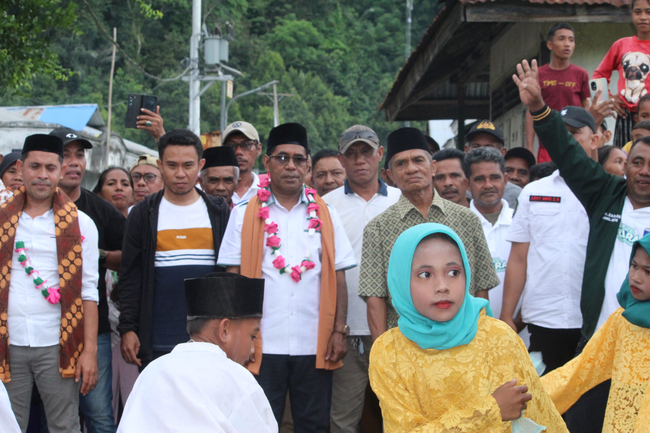 Cabup Jasri Usman disambut tarian lalayon di Desa Kokotu./jmg