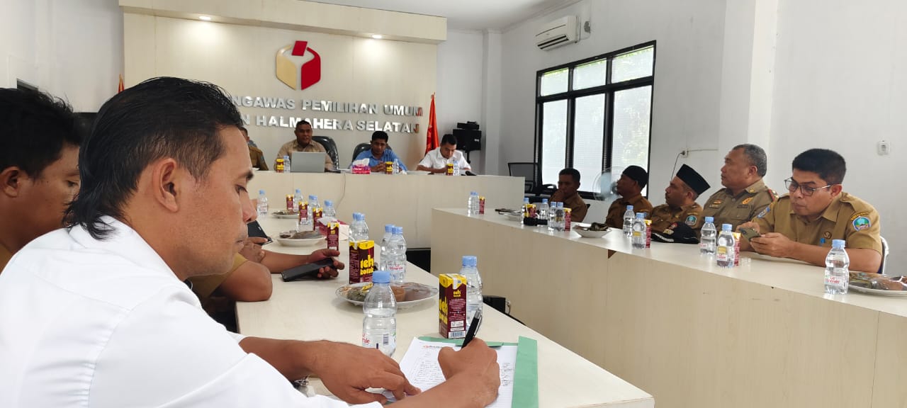 Ketua tim hukum paslon nomor urut 4, Safri Nyong audance dengan Bawaslu pekan lalu./jmg