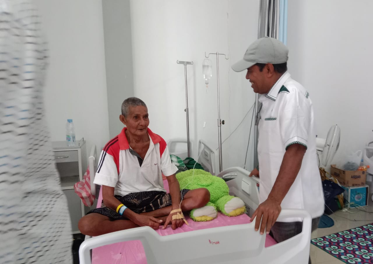 Cabup Jasri Usman tampak berdialog dengan salah satu pasien di RS Obi./jmg
