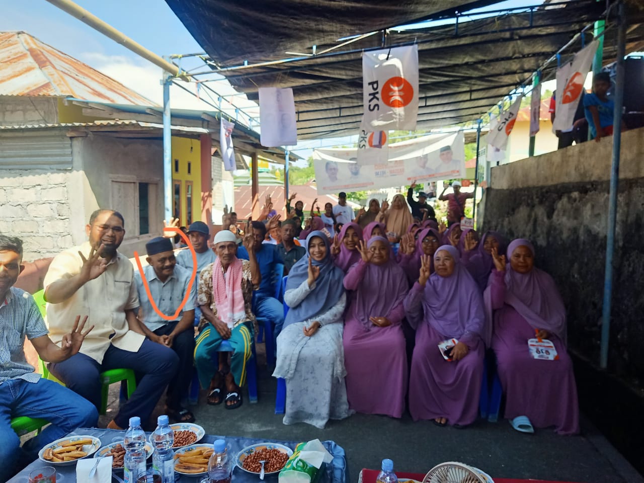 Foto bersama Sekdes Waigitang, Halil Gaus (lingkaran merah) dengan petahana Bassam Kasuba./jmg