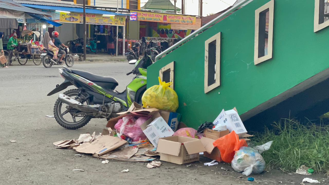 Tumpukan Sampah di Depan Lapak Buana Seki Labuha. (Doc:JS)