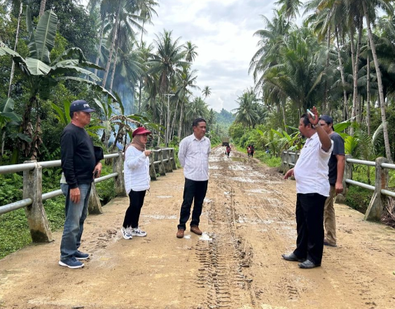 Ketua Komisi III, Merlisa Marsaoly dan rombongan saat meninjau proyek jalan Payahe - Dahepodo./jmg